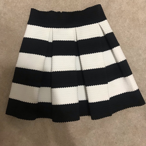 Black and white pleated skirt - Picture 1 of 1